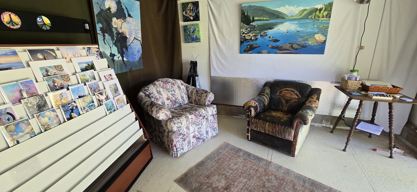 Pajaritaflora gallery room with art cards, chairs, and paintings